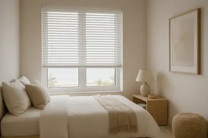 Persiana horizontal 25mm sem furos em Balneário Camboriú: por que escolher para seu quarto?
